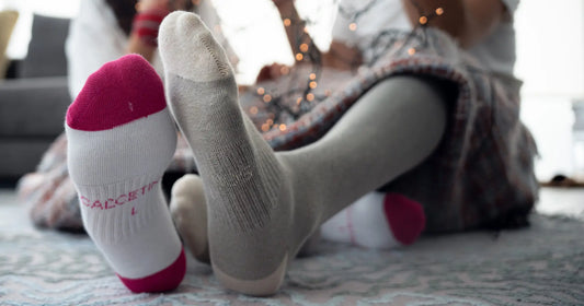 Regalar a una enfermera calcetines de compresión para prevenir las piernas hinchadas