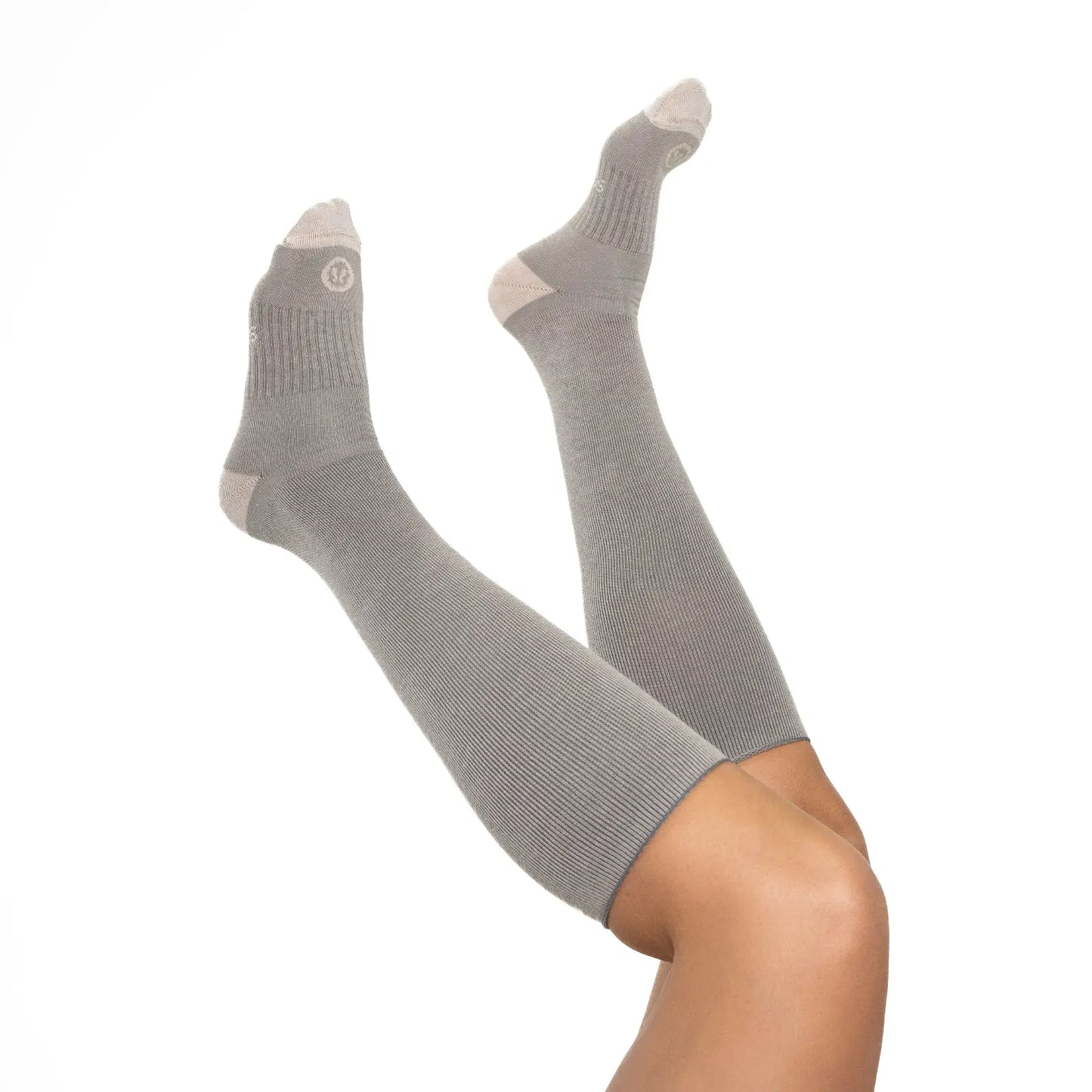 Calcetines de compresión de mujer para avión de color claro