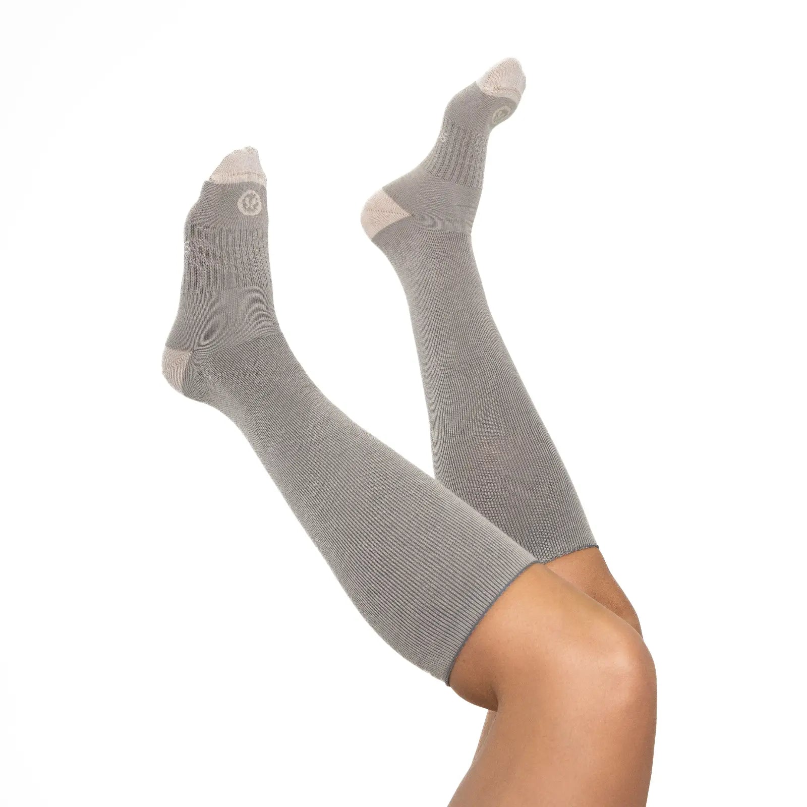Calcetines de compresión de mujer para avión de color claro