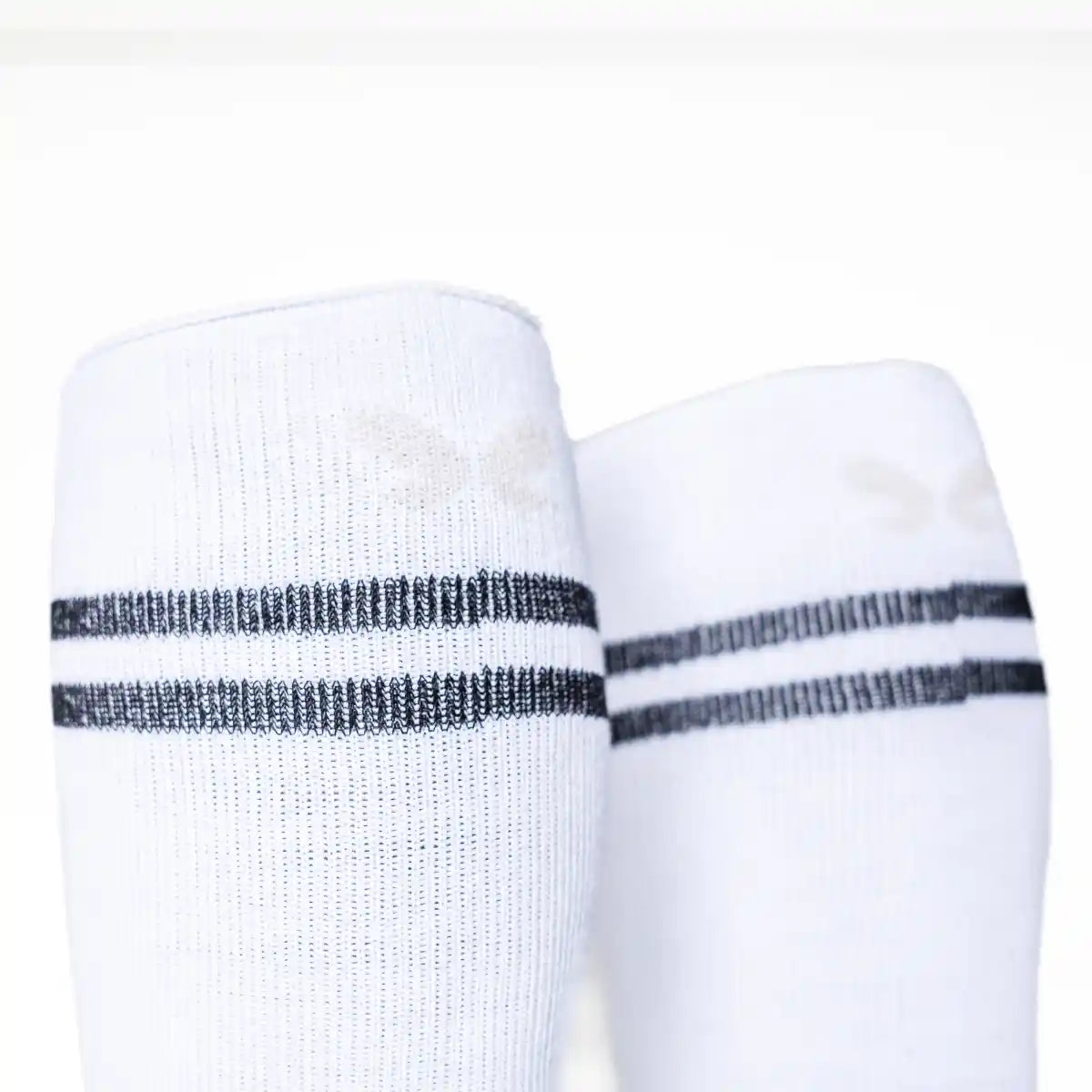 Calcetines retro 80s estilo retro old school, color blanco con 2 rayas negras