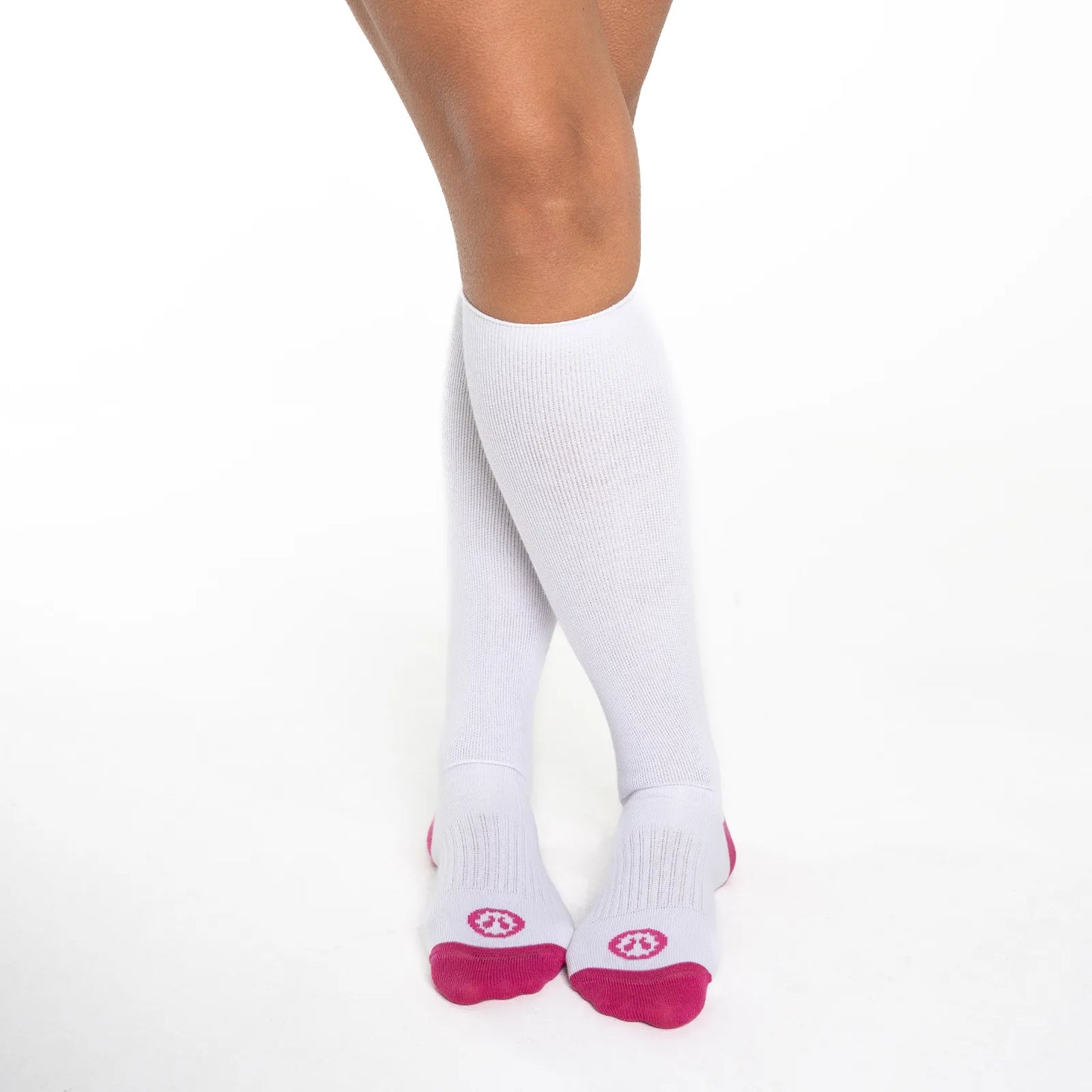 Calcetines compresivos, color blanco con puntera y rosa fucsia