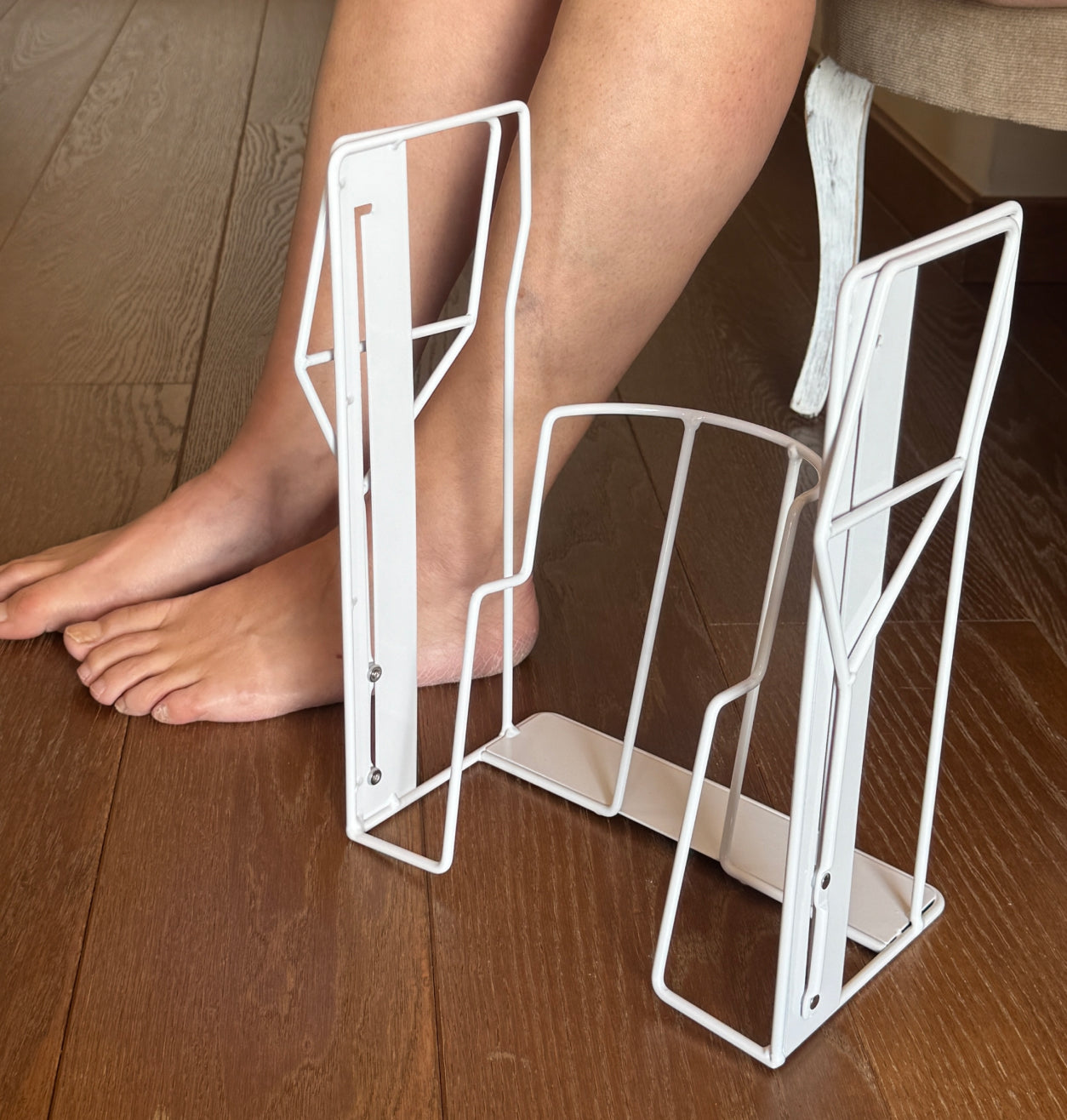 Calzador metálico para medias de compresión