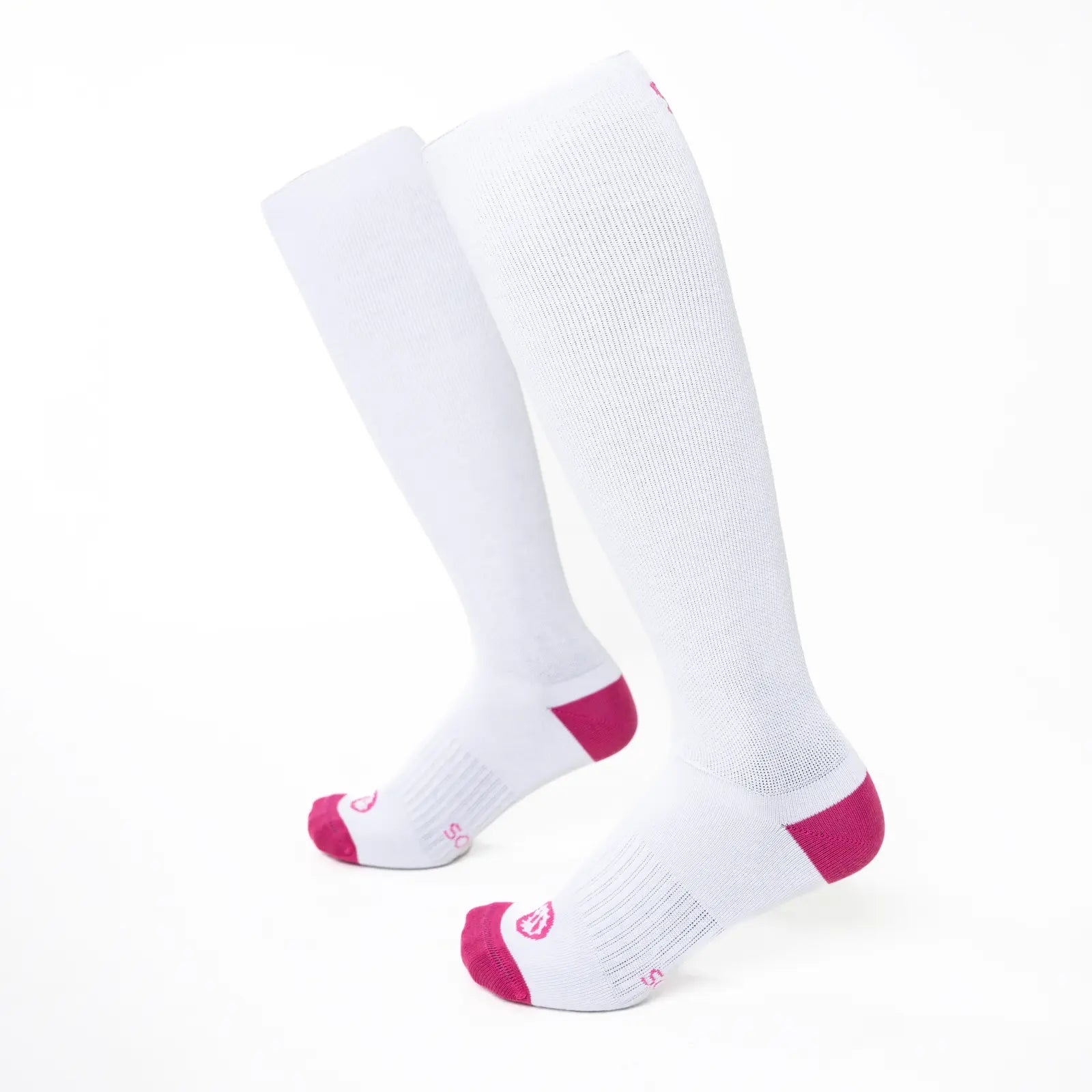 Par de calcetines altos compresivos de algodón color blanco y rosa fucsia