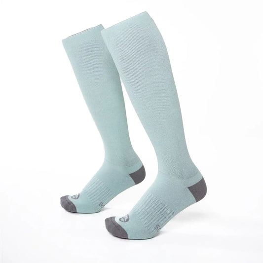 Par de calcetines altos compresivos de algodón color verde y gris