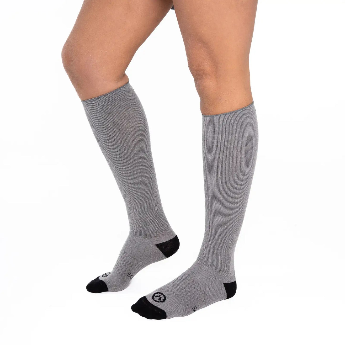 Calcetines compresivos para mujer color gris y negro