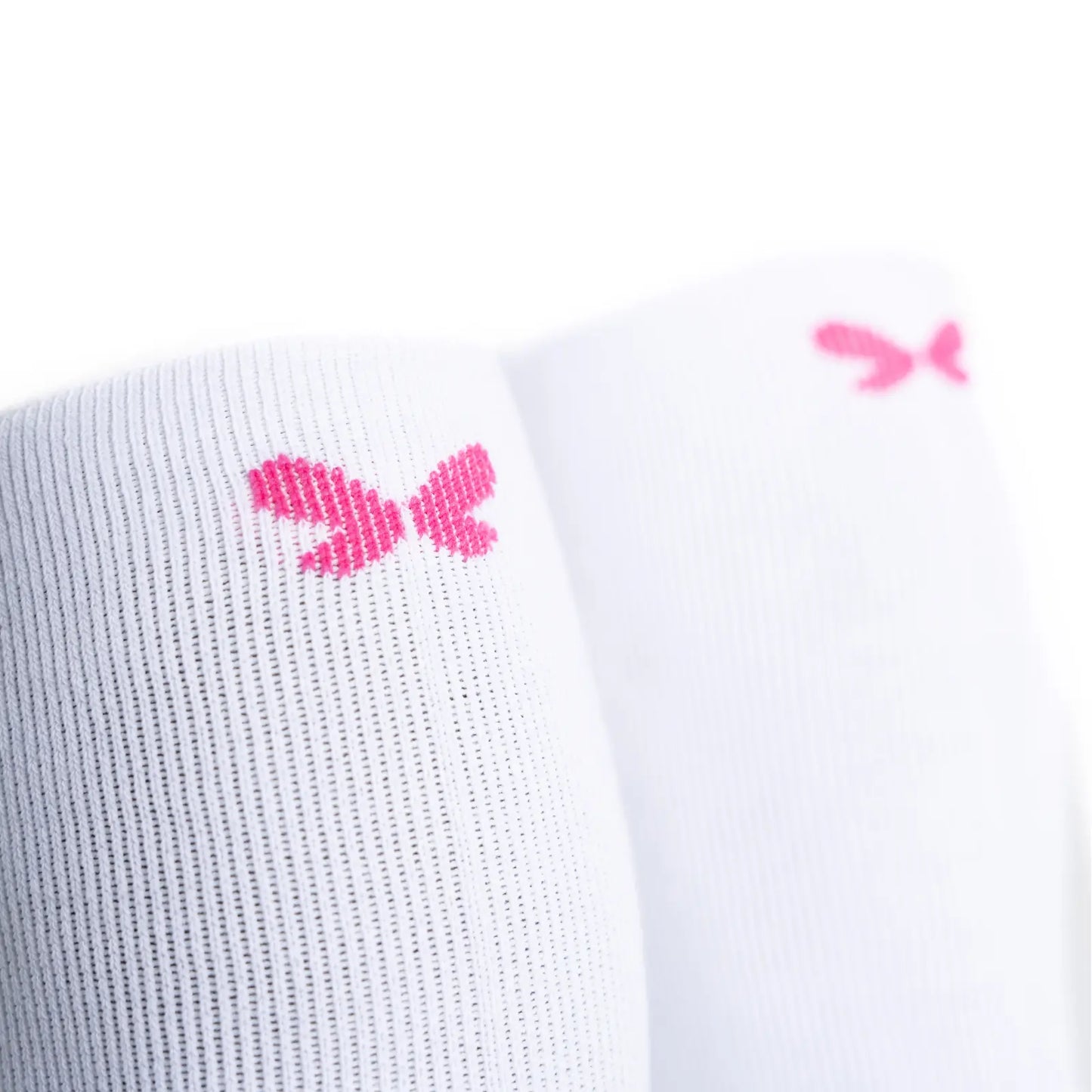 Detalle de calcetines con compresión de algodón, altos, color blanco con puntera y talón color rosa fucsia