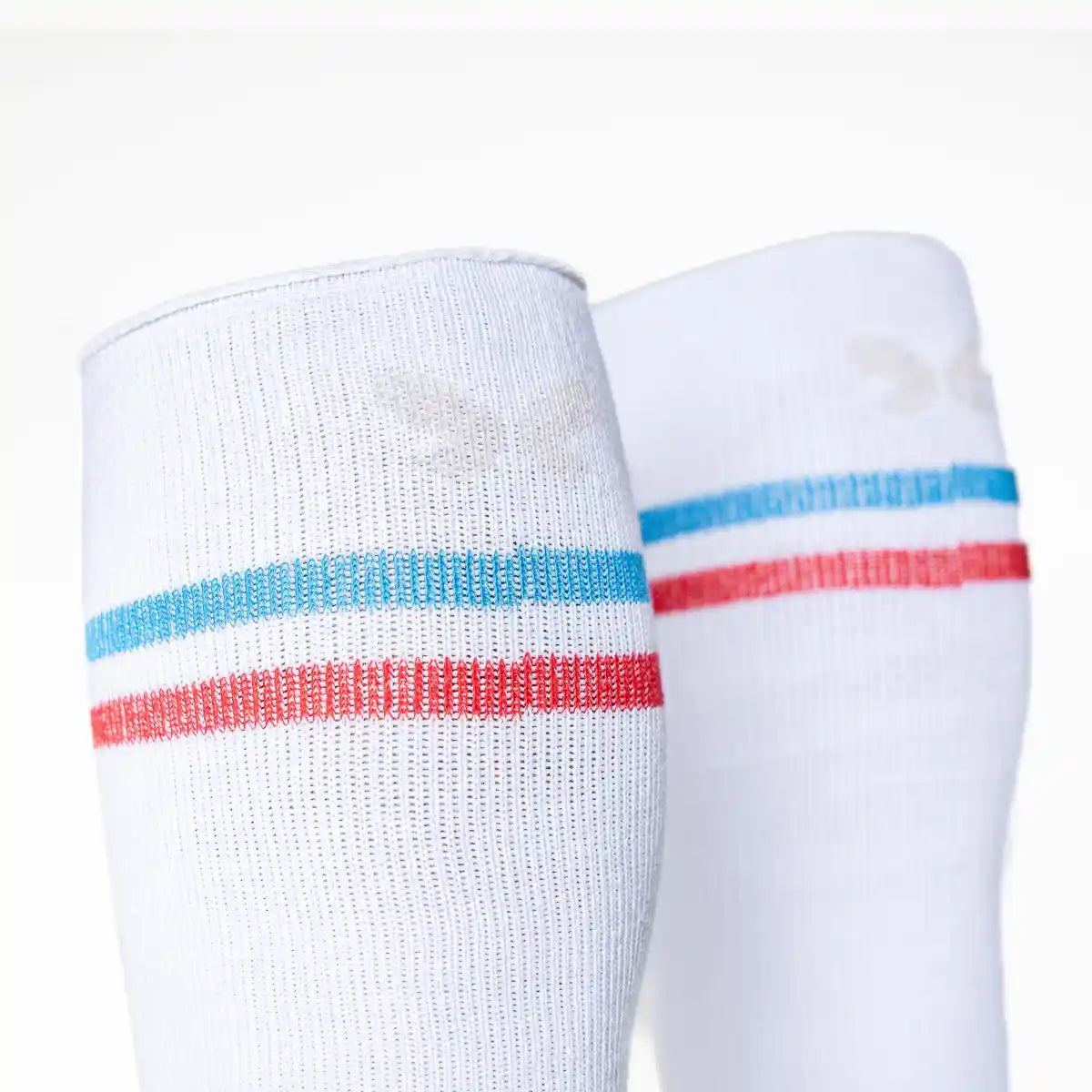 Calcetín compresivo de algodón alto, estilo vintage retro. Color blanco con 2 rayas azul y roja
