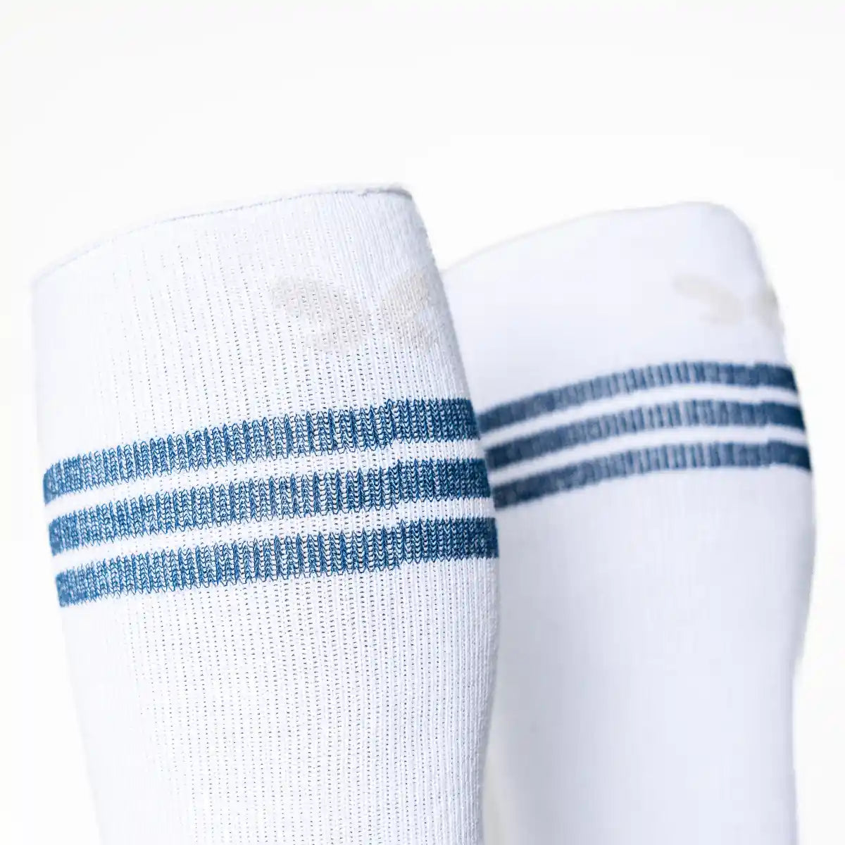 Calcetín compresivo de algodón alto, estilo vintage retro. Color blanco con 3 rayas azules