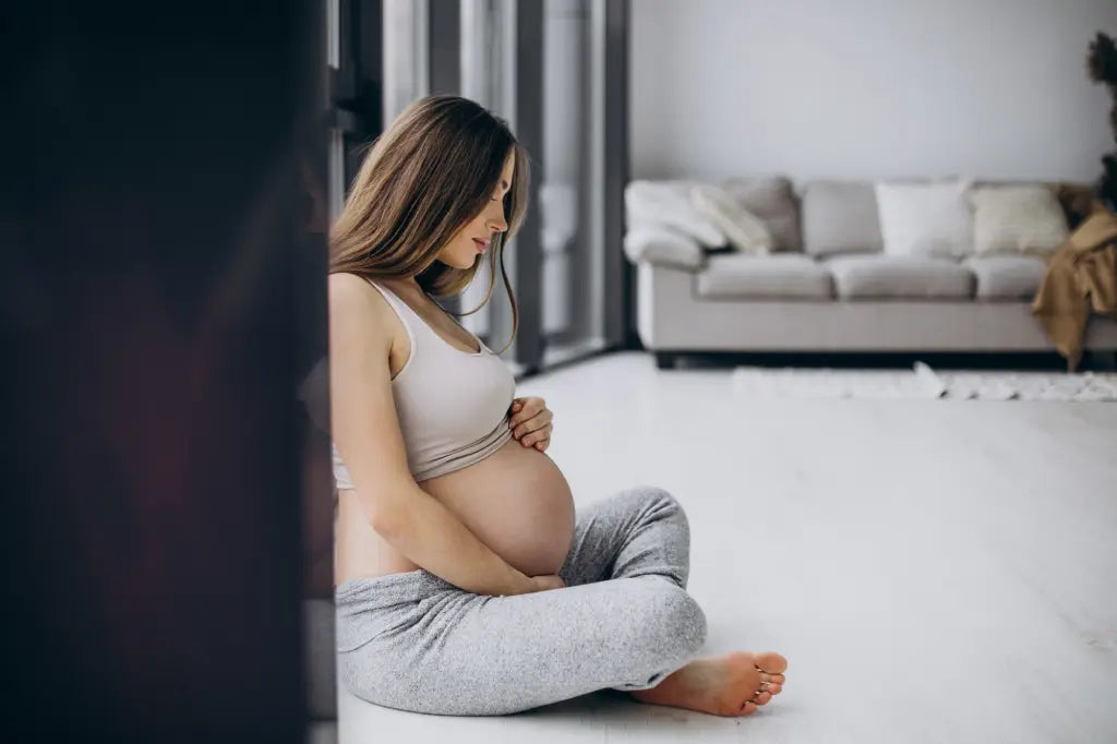 Mujer embarazada con medias compresivas para mejorar la circulación por las piernas